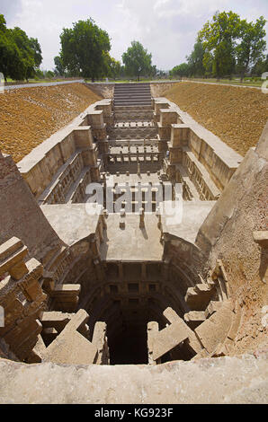 Vue extérieure du temple du soleil sur la rive de la rivière pushpavati. Construit en 1026 - 27 annonce pendant le règne de bhima i de la dynastie des chaulukya modhera. Banque D'Images