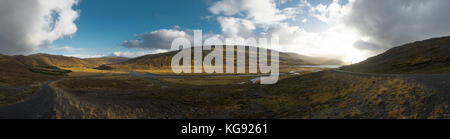 Vue panoramique de l'Islande pendant la golden hour avec ciel bleu et de nuages Banque D'Images