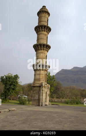 Vue extérieure de la mosquée Ek Minar Ki Masjid, construite par Bahadur Shah (1526–36 AD) sur une plinthe haute, a un minaret unique (Ek Minar), tandis que tous les autres archites Banque D'Images