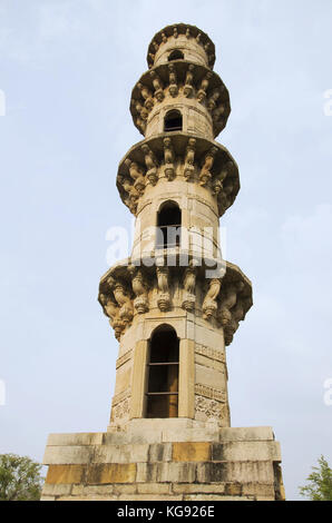 Vue extérieure de la mosquée Ek Minar Ki Masjid, construite par Bahadur Shah (1526–36 AD) sur une plinthe haute, a un minaret unique (Ek Minar), tandis que tous les autres archites Banque D'Images