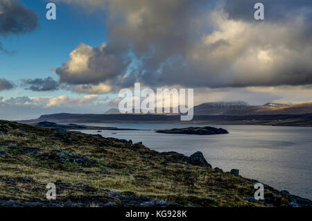L'Islande vue sur l'eau vers les montagnes avec ciel bleu et clou Banque D'Images