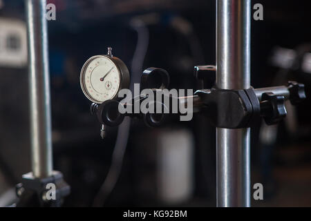 Close-up d'un réducteur et d'un capteur de pression sur un équipement moderne dans l'usine atelier industriel en arrière-plan, Vue de côté Banque D'Images