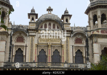 Vue partielle de l'lakshmi vilas palace, a été construit par le Maharaja Sayajirao gaekwad 3ème en 1890, Vadodara (Baroda), Gujarat, Inde Banque D'Images