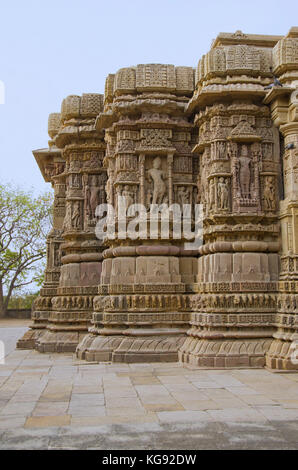 Vue extérieure du temple du soleil sur la rive de la rivière pushpavati. Construit en 1026 - 27 annonce pendant le règne de bhima i de la dynastie, chaulukya modhera Banque D'Images