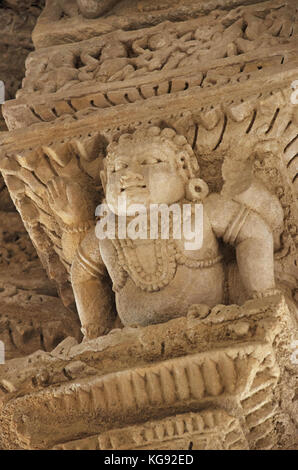 Les détails de la sculpture sur la paroi interne du temple du soleil. Construit en 1026 - 27 annonce pendant le règne de bhima i de la dynastie, chaulukya modhera village de moi Banque D'Images