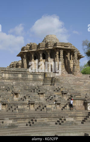 Vue extérieure du temple du soleil. Construit en 1026 - 27 annonce pendant le règne de bhima i de la dynastie des chaulukya, village de modhera du district de mehsana Banque D'Images