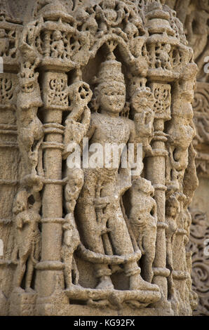 Les détails de la sculpture sur le pilier de la temple du soleil. Construit en 1026 - 27 annonce pendant le règne de bhima i de la dynastie, chaulukya mehsan village de modhera Banque D'Images