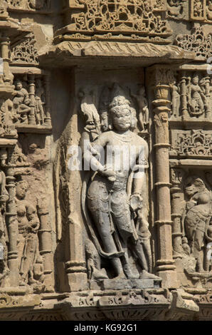 Les détails de la sculpture sur le pilier de la temple du soleil. Construit en 1026 - 27 annonce pendant le règne de bhima i de la dynastie, chaulukya mehsan village de modhera Banque D'Images