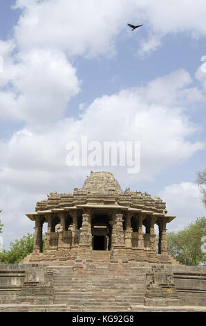 Vue extérieure du temple du soleil. Construit en 1026 - 27 annonce pendant le règne de bhima i de la dynastie des chaulukya, village de modhera du district de mehsana Banque D'Images