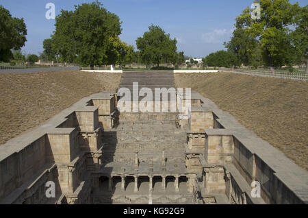 Vue extérieure de Rani ki Vav, une cage construite de façon complexe sur les rives de la rivière Saraswati. Mémorial à un 11e siècle annonce Roi Bhimdev I. Banque D'Images