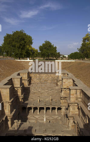 Vue extérieure de Rani ki Vav, une cage construite de façon complexe sur les rives de la rivière Saraswati. Mémorial à un 11e siècle annonce Roi Bhimdev I. Banque D'Images