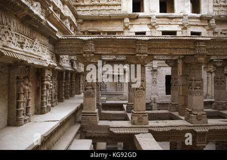 Vue intérieure de Rani ki Vav, une cage construite de façon complexe sur les rives de la rivière Saraswati. Patan, Gujarat, Inde. Banque D'Images