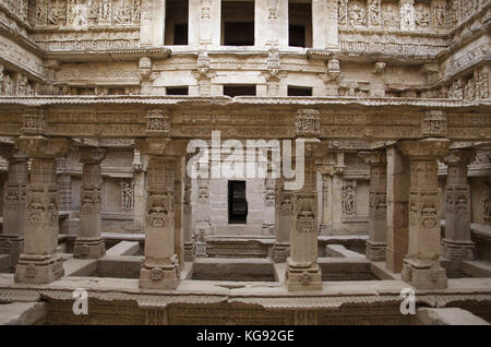 Vue intérieure de Rani ki Vav, une cage construite de façon complexe sur les rives de la rivière Saraswati. Patan, Gujarat, Inde. Banque D'Images