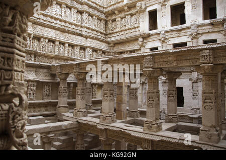 Vue intérieure de Rani ki Vav, une cage construite de façon complexe sur les rives de la rivière Saraswati. Patan, Gujarat, Inde. Banque D'Images