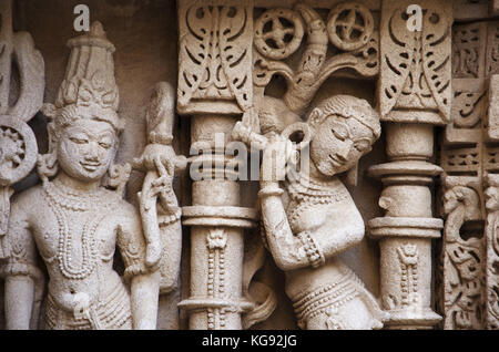 Idoles sculptés sur la paroi interne de Rani ki Vav, une cage construite de façon complexe sur les rives de la rivière Saraswati. Patan, Gujarat, Inde. Banque D'Images