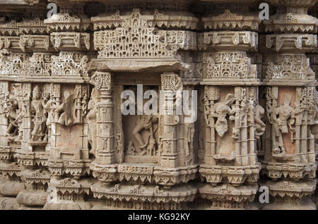 Les idoles sculptées sur le mur extérieur de l'rudramala ou la rudra mahalaya. temple sidhpur, Patan, Gujarat, Inde Banque D'Images