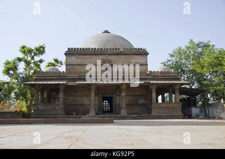 Les détails de la sculpture sur le mur extérieur d'une mosquée (masjid) près de dada hari cage, asarwa, Ahmedabad, Gujarat, Inde Banque D'Images