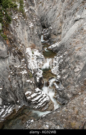 Hurricane Creek traversant une gorge dans les montagnes de Wallowa en Oregon. Banque D'Images