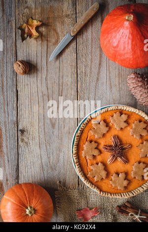 La citrouille, le potiron, le couteau et la feuille d'érable sur la vieille table en bois. L'espace de copie pour le texte. Automne confort alimentaire, jour de Thanksgiving food concept Banque D'Images