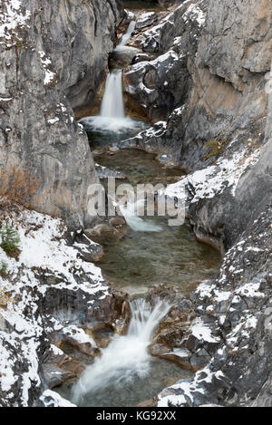 L'ouragan creek qui coule à travers une gorge dans l'oregon est montagnes wallowa. Banque D'Images