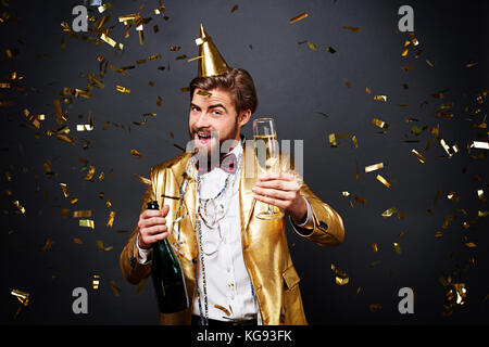 L'homme joyeux de boire un champagne Banque D'Images