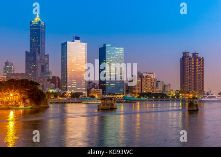 Vue de la nuit de l'amour vrai Harbour à Kaohsiung Banque D'Images