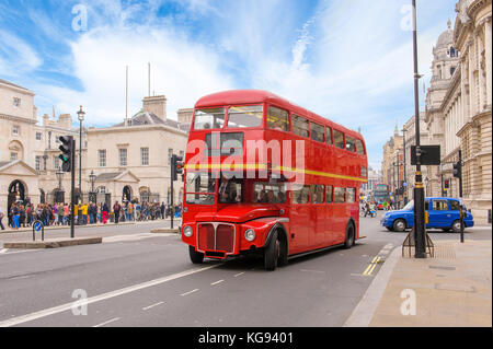 Red double decker bus d'époque dans une rue Banque D'Images