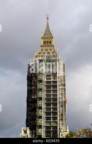 Échafaudage enveloppant Big Ben Elizabeth Tower Palace of Westminster Chambres du Parlement pour les restaurations rénovations et réparations. Les travaux de construction Banque D'Images