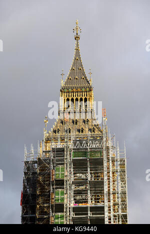 Échafaudage enveloppant Big Ben Elizabeth Tower Palace of Westminster Chambres du Parlement pour les restaurations rénovations et réparations. Les travaux de construction Banque D'Images