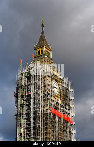 Échafaudage enveloppant Big Ben Elizabeth Tower Palace of Westminster Chambres du Parlement pour les restaurations rénovations et réparations. Les travaux de construction Banque D'Images