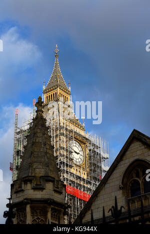 Échafaudage enveloppant Big Ben Elizabeth Tower Palace of Westminster Chambres du Parlement pour les restaurations rénovations et réparations. Les travaux de construction Banque D'Images