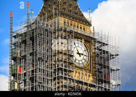 Échafaudage enveloppant Big Ben Elizabeth Tower Palace of Westminster Chambres du Parlement pour les restaurations rénovations et réparations. Les travaux de construction Banque D'Images