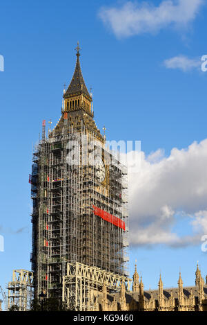 Échafaudage enveloppant Big Ben Elizabeth Tower Palace of Westminster Chambres du Parlement pour les restaurations rénovations et réparations. Les travaux de construction Banque D'Images