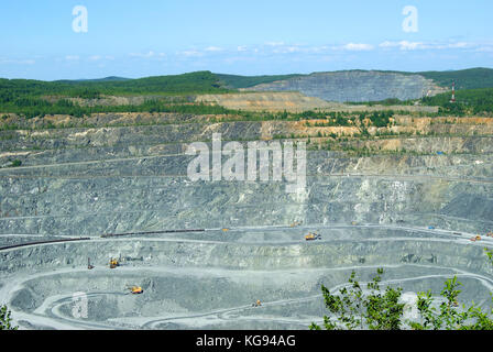 La Russie, de kachkanar - le 18 juin 2016 : l'extraction de bauxite par méthode ouverte dans la carrière de l'extraction et le traitement du minerai kachkanarsky, entreprise sverdl Banque D'Images