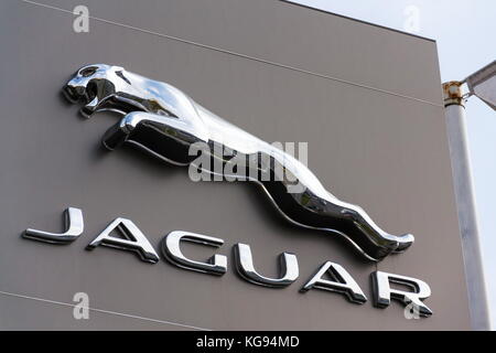 Prague, République tchèque - 5 novembre : constructeur automobile Jaguar logo de l'entreprise en face de bâtiment de l'affaire le 5 novembre 2017 à Prague. blackberry lt Banque D'Images