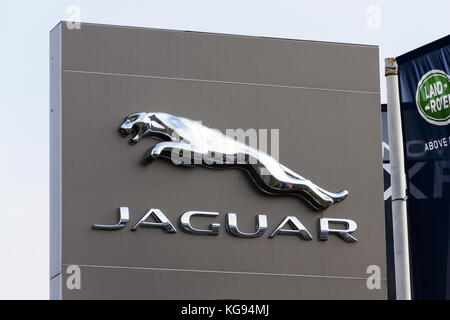 Prague, République tchèque - 5 novembre : constructeur automobile Jaguar logo de l'entreprise en face de bâtiment de l'affaire le 5 novembre 2017 à Prague. blackberry lt Banque D'Images