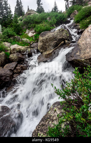 Cascade des montagnes rocheuses Banque D'Images