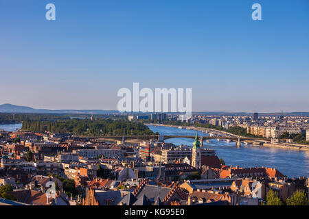 La Hongrie, Budapest, capitale au coucher du soleil, paysage urbain en direction de l'île de Margaret et pont sur la rivière du Danube Banque D'Images