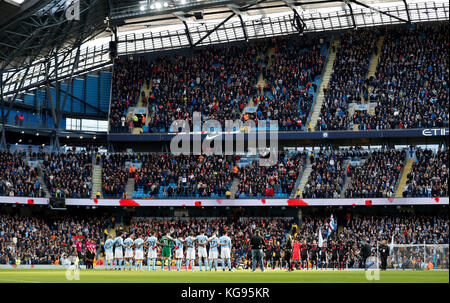 Les joueurs de Manchester City et d'Arsenal observent un silence de quelques minutes pour le jour de l'armistice lors du match de la Premier League au Etihad Stadium de Manchester. Banque D'Images