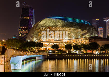 Asie Singapour Jubilee Bridge et les théâtres par la baie, aussi connu comme le durian, de nuit. Banque D'Images