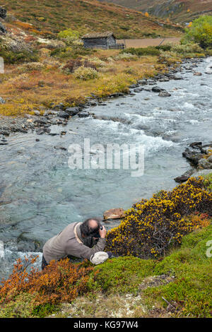 Photographe de la nature par a creek, Norvège Banque D'Images