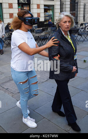 Les stars participent au défi de perte de vue, trouvant leur chemin dans certaines des rues les plus fréquentées de Londres tout en portant un casque de réalité virtuelle, leur montrant le monde comme si elles souffraient d'une grave perte de vue, comme le glaucome ou la cataracte. Avec la participation des artistes : Pandora Christie où : Londres, Royaume-Uni quand : 05 Oct 2017 crédit : WENN Banque D'Images