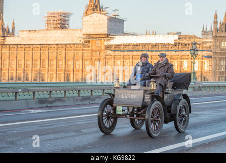 5 novembre 2017. Bonhams de Londres à Brighton, la course automobile de vétéran, la plus longue course automobile au monde, 1902 Columbia Electric, Westminster Bridge. Banque D'Images