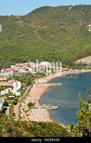 Plage dans la banlieue de Icmeler de la station balnéaire de Marmaris en Turquie. Banque D'Images