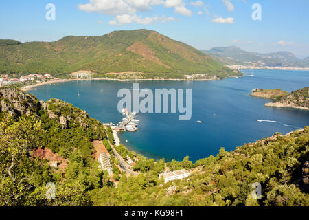 Vue sur la baie d'Icmeler près de la station balnéaire de Marmaris en Turquie. Banque D'Images