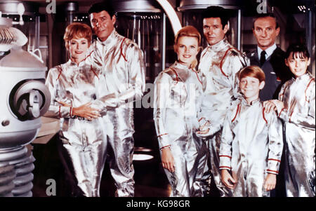 Perdus dans l'espace CBS TV series 1965-1968. De gauche à droite : June Lockhart,Mark Goddard,Marta Kristen,Guy Williams, Billy Mumy, Jonathan Harris, Angela Cartwright Banque D'Images