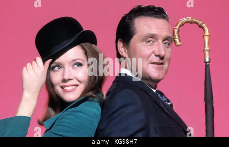 Les AVENGERS ITV/ABC/Thames séries télé avec Diana Rigg et Patrick Macnee Banque D'Images