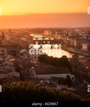 Florence lors d'un coucher de soleil d'or. C'est une preuve que n'importe comment le mauvais est votre journée, il peut quand même admirablement. Banque D'Images