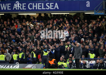 Jose Mourinho, le Manager de Manchester United, lors du match de la Premier League à Stamford Bridge, Londres. APPUYEZ SUR ASSOCIATION photo. Date de la photo: Dimanche 5 novembre 2017. Voir PA Story FOOTBALL Chelsea. Le crédit photo devrait se lire comme suit : Nick Potts/PA Wire. RESTRICTIONS : aucune utilisation avec des fichiers audio, vidéo, données, listes de présentoirs, logos de clubs/ligue ou services « en direct » non autorisés. Utilisation en ligne limitée à 75 images, pas d'émulation vidéo. Aucune utilisation dans les Paris, les jeux ou les publications de club/ligue/joueur unique. Banque D'Images