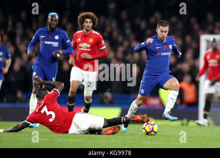 Eric Bailly (à gauche) de Manchester United et Eden Hazard (à droite) de Chelsea se battent pour le ballon lors du match de la Premier League à Stamford Bridge, Londres. Banque D'Images